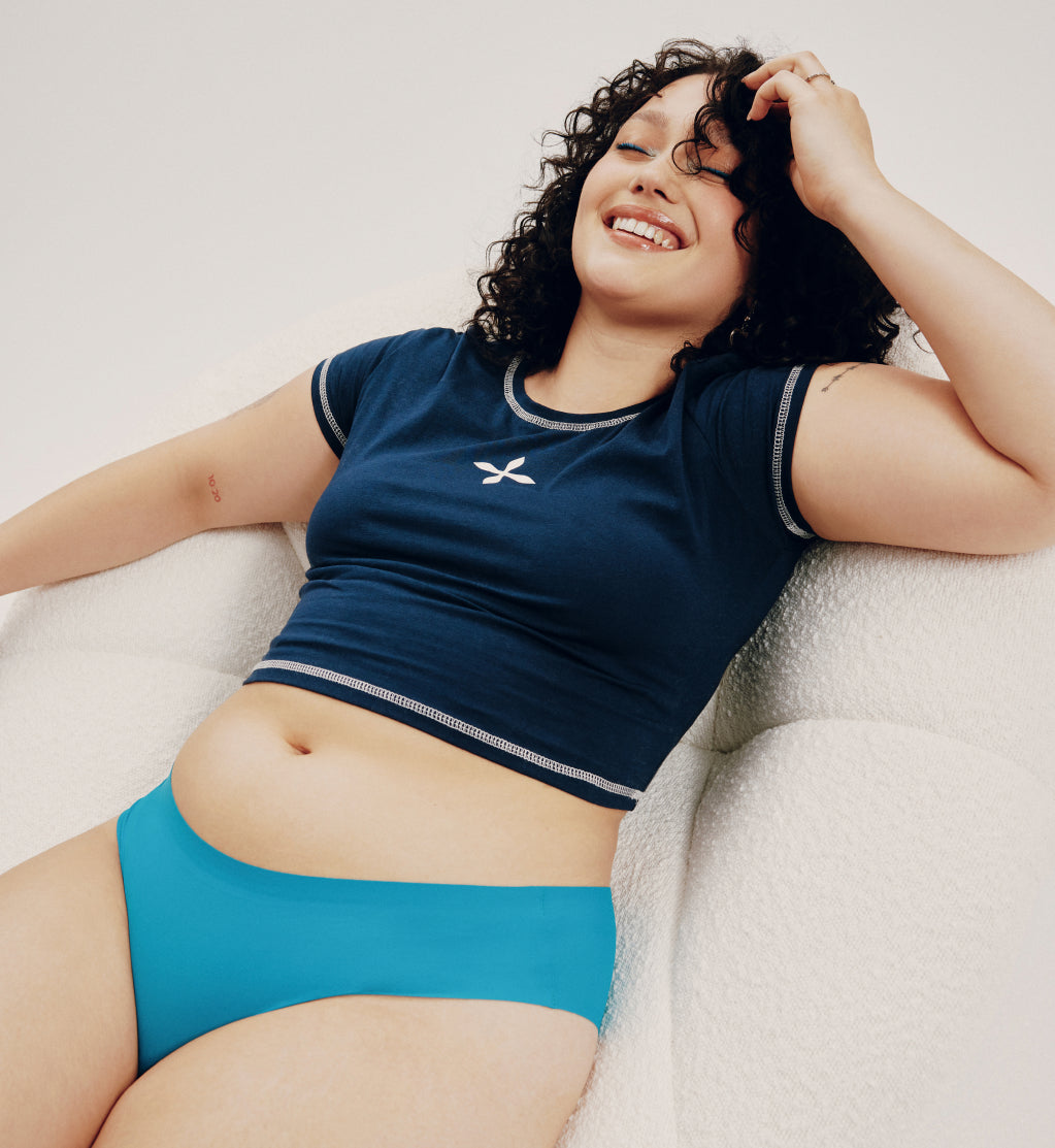 Felixe (she/her) has 44” hips and is wearing a size XL | Poolside