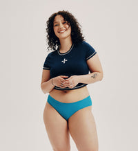 Felixe (she/her) has 44” hips and is wearing a size XL | Poolside