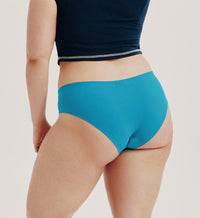 Felixe (she/her) has 44” hips and is wearing a size XL | Poolside