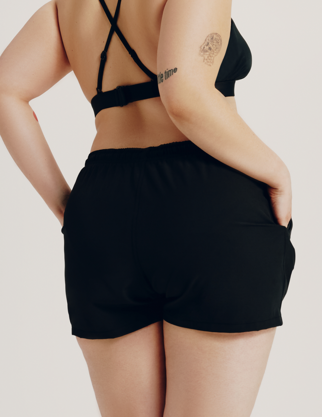 Felixe (she/her) has 44” hips and is wearing a size XL | Black