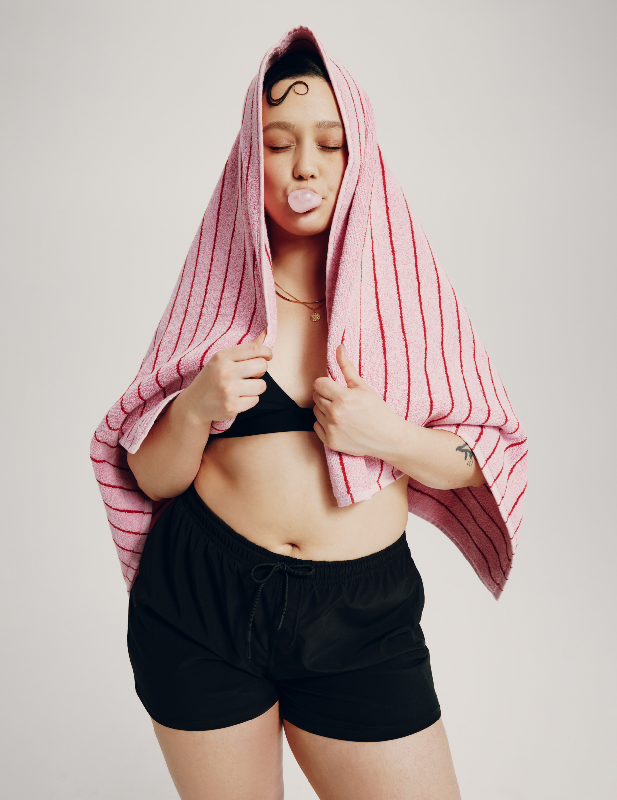 Felixe (she/her) has 44” hips and is wearing a size XL | Black