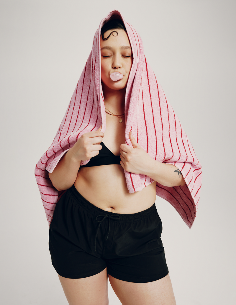 Felixe (she/her) has 44” hips and is wearing a size XL | Black